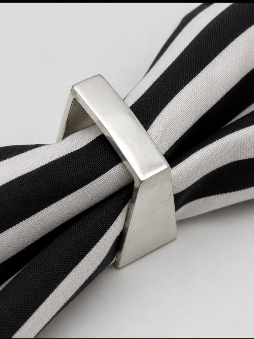 ❌❌sold❌❌Henri Bendel 8 Pc Set of Silver Napkin Rings NWT - Picture 2 of 8